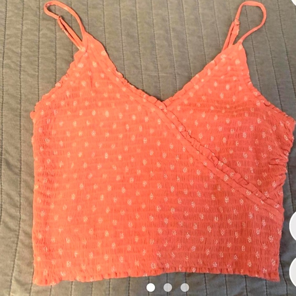 super cute hollister crop top, never worn!